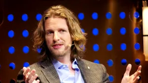 Conduce un imperiu de un miliard de dolari fără să aibă măcar un birou