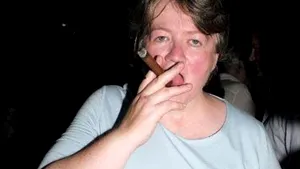 Ministrul Sănătăţii din Marea Britanie ruinează campania anti-fumat: îi place cu trabucul în gură şi nu promovează restricţiile
