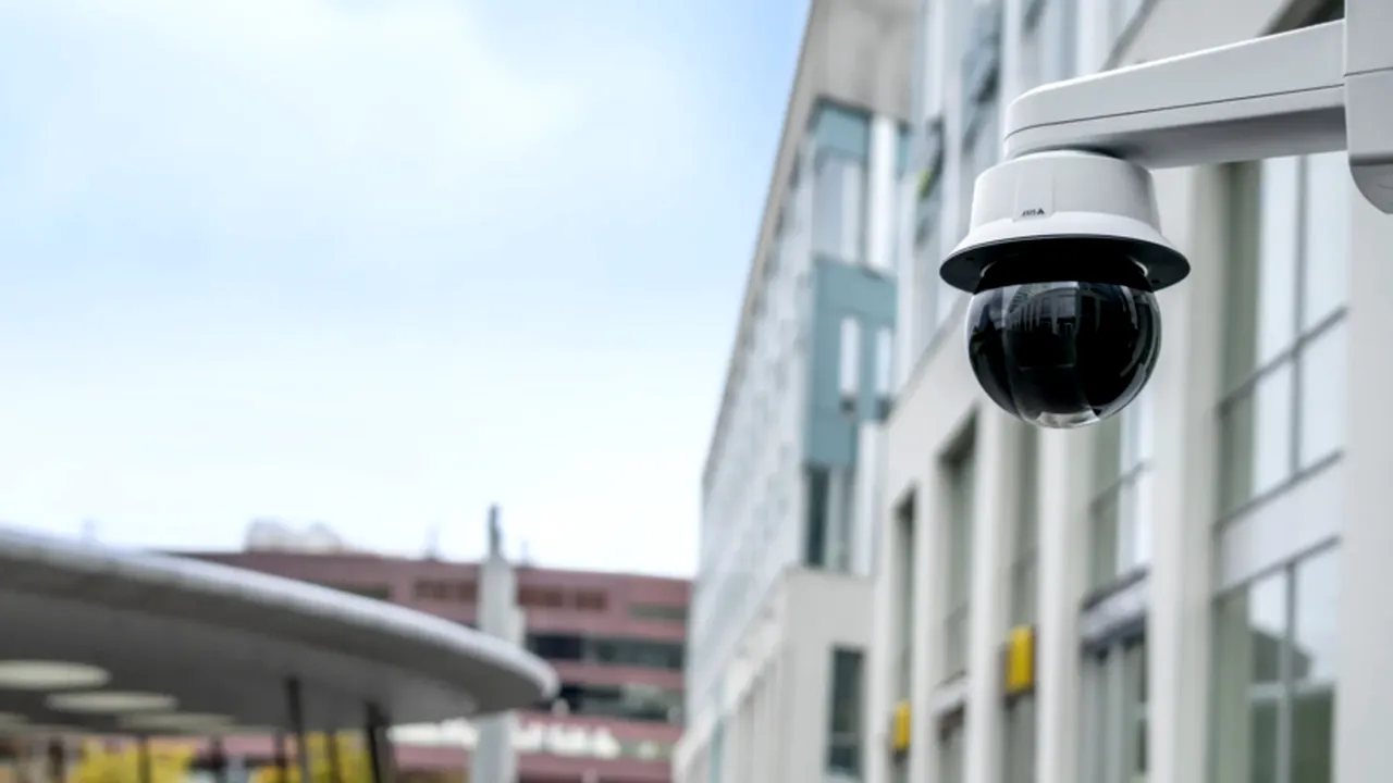 ELKO Romania anunță: Camera PTZ cu AI de la Axis cu o calitate excepțională a imaginii în orice condiții de iluminare