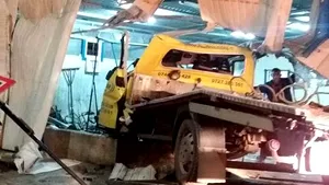 Un adolescent beat şi fără permis a furat o maşină şi a intrat cu ea într-o spălătorie auto - GALERIE FOTO 