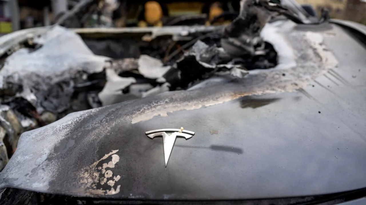 Atacurile violente asupra dealerilor Tesla cresc