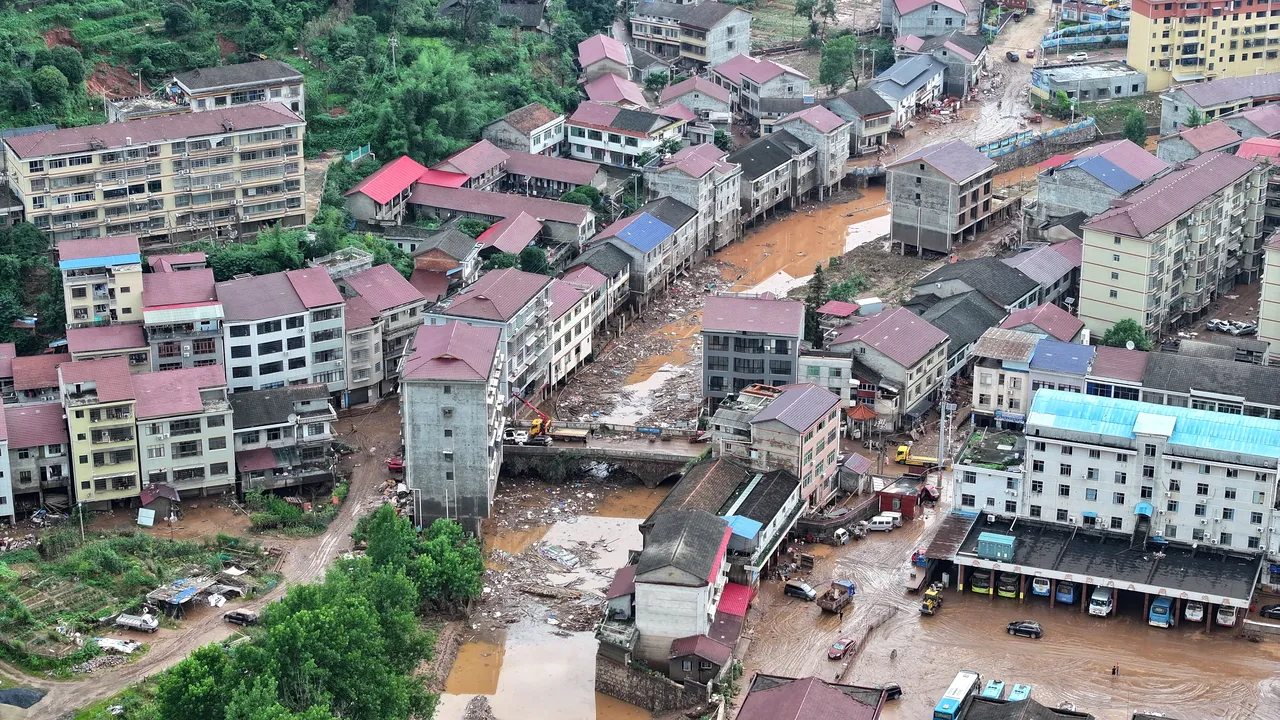 China acordă ajutoare de urgenţă de peste 316 milioane de dolari în urma inundaţiilor devastatoare