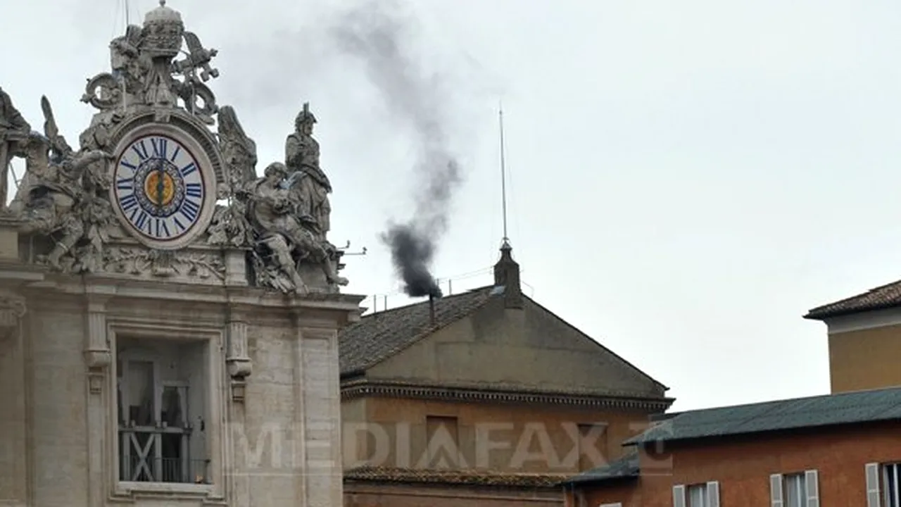 NOUL PAPĂ: Fum alb, clopote şi anunţuri în latină, un ritual arhaic de proclamare a Papei. Conclavul ar putea decide între un papă italian sau unul din Americi