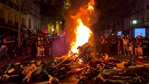 Proteste violente în Paris. Forţele de ordine au folosit gaze lacrimogene pentru a dispersa protestatarii care cereau dreptate pentru Adama Traore

