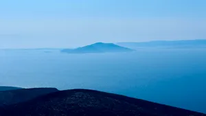 Se vinde. Cât costă o insulă de 22 de hectare din Marea Egee cu plaje spectaculoase și decor sălbatic