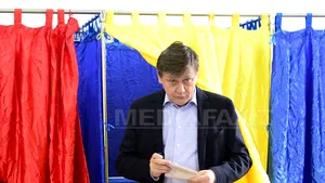 ALEGERI PREZIDENŢIALE 2014 - Antonescu: Am votat din respect pentru toţi cei care îşi pun speranţa în votul de astăzi