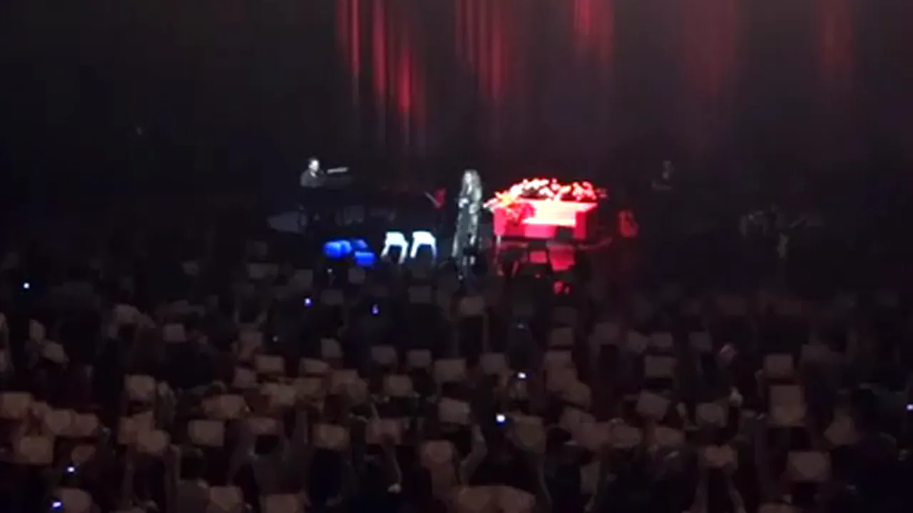 Lara Fabian a avut parte de o surpriză de proporţii de la publicul român, la Sala Palatului - FOTO,VIDEO