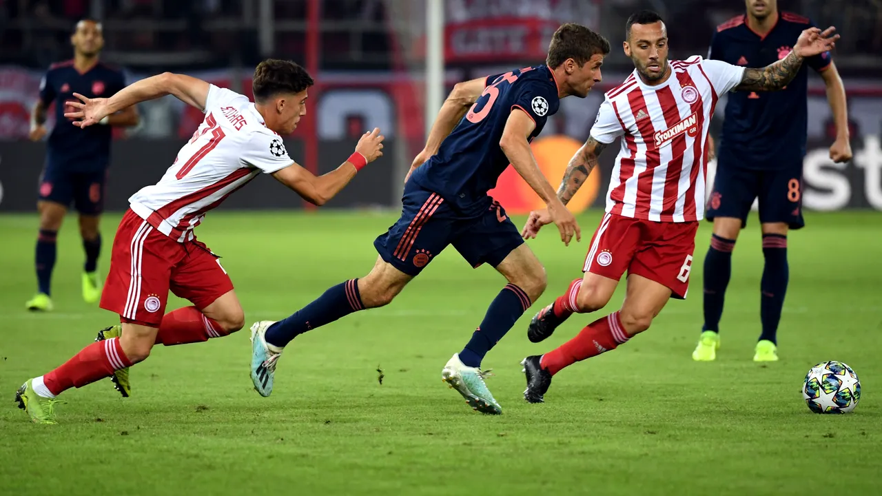 VIDEO | Incidente violente în timpul partidei dintre Olympiacos şi Bayern Munchen. Suporterii greci, înarmaţi cu bâte, au aruncat cu torţe pe teren