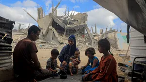 Fâşia Gaza: Mii de palestinieni sunt forţaţi să trăiască în corturi, pe malul mării