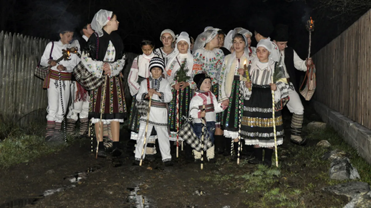OBICEIURI DE CRĂCIUN: Obiceiul piţărăilor, vechi de câteva sute de ani, practicat într-o comună din Mehedinţi - GALERIE FOTO