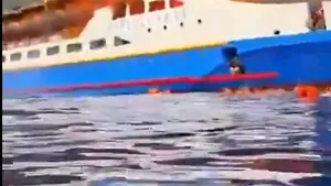 Tragedie maritimă în Indonezia. Incendiu pe un feribot, cel puţin 5 morţi şi 300 de persoane salvate