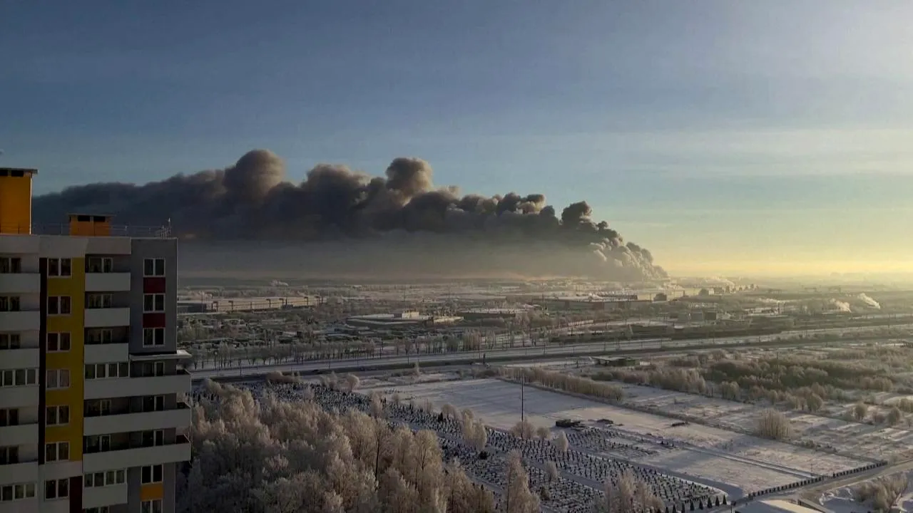 Mega-incendiu la Sankt Petersburg, flăcări pe o suprafaţă de 50.000 de metri pătraţi

