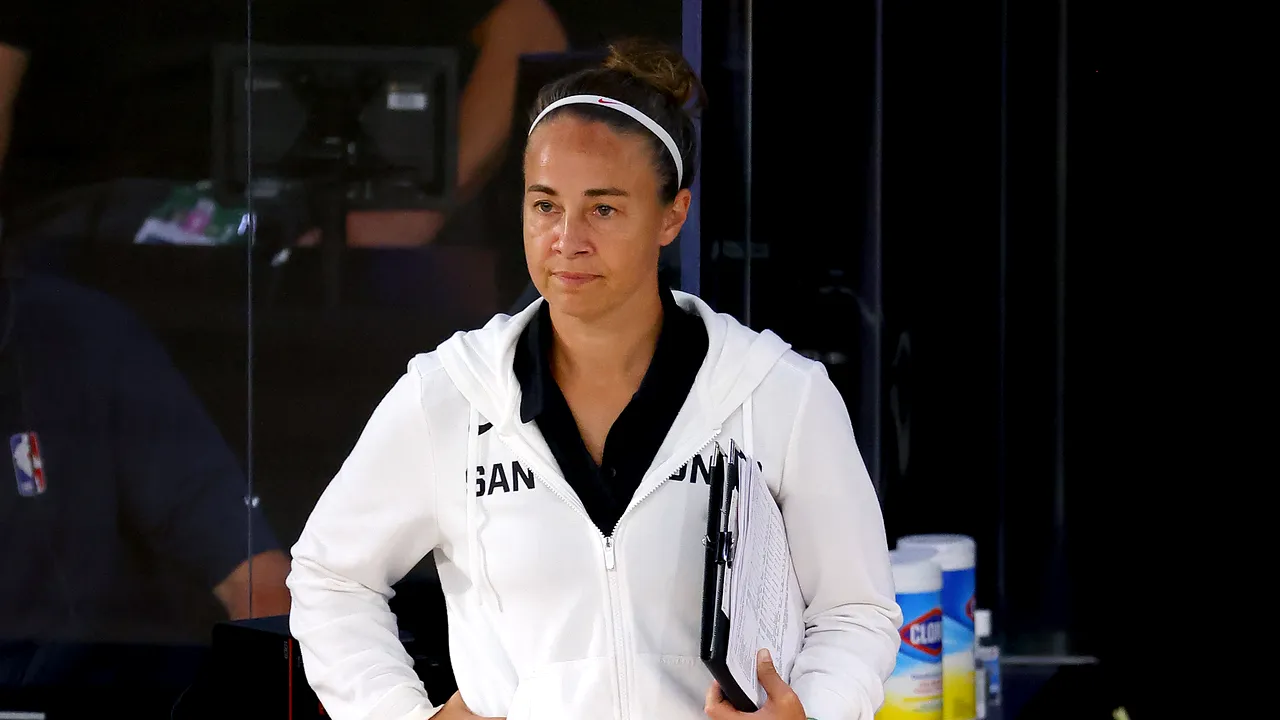 Noaptea premierelor în NBA. Becky Hammon devine prima femeie în rol de antrenor principal, iar LeBron doboară un nou record
