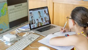 Elevii şi profesorii se lovesc zilnic de minusurile şcolii online: Internetul cade, sunetul nu se aude mereu, iar la tablă nu vede nimic