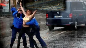 INCIDENT la Paris: O activistă a mişcării Femen s-a apropiat de convoiul în care se afla Trump/ N-a fost singura | VIDEO