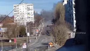 Război în Ucraina. Un tanc rusesc a tras în cameramanul care filma o clădire în flăcări din Borodianka