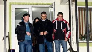 Bărbatul care înţepa femeile în tramvai este funcţionar bancar. Încerca să le atragă atenţia înţepându-le - FOTO
