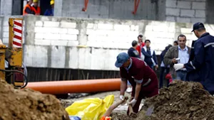 Doi muncitori au murit, după ce au fost acoperiţi de un mal de pământ