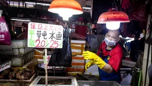 Revista Science: O vânzătoare din piaţa din Wuhan, primul caz cunoscut de Covid 