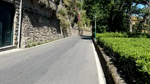 Dilema milionarilor. Au cumpărat proprietăți de lux într-o zonă exclusivistă, dar strada spre casă este prea îngustă pentru SUV-urile lor