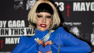 Şedinţă foto Lady Gaga: Sânii la vedere, machiaj strident şi o cruce la gât - FOTO