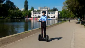 PREMIERĂ pentru poliţiştii locali din România. Agenţii din Cluj patrulează cu un Segway VIDEO