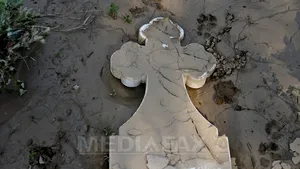 REPORTAJ: La Bascov, nici morţii n-au scăpat de furia apelor: ”A fost pedeapsă de la Dumnezeu” - FOTO, VIDEO
