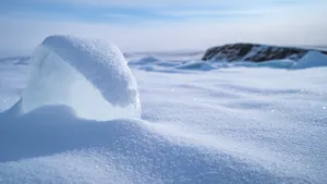 Un bucureştean rătăcit pe munte şi-a făcut vizuină în zăpadă să treacă noaptea cu bine