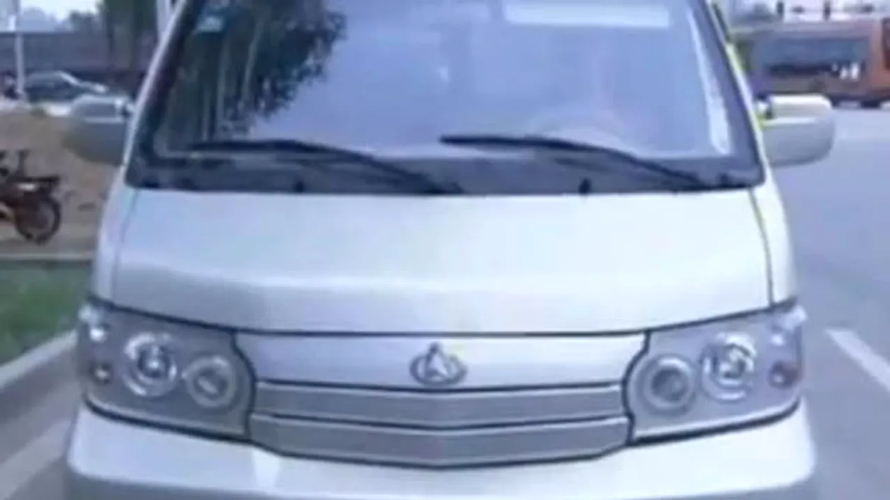 INCREDIBIL: 66 de copii, într-o maşină de opt locuri. Autorităţile au fost şocate - VIDEO