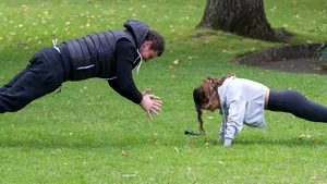 O altfel de ”amendă” pentru excesele de 1 mai. Câte 20 de repetări din fiecare exerciţiu pentru a dizolva grăsimea depusă pe abdomen