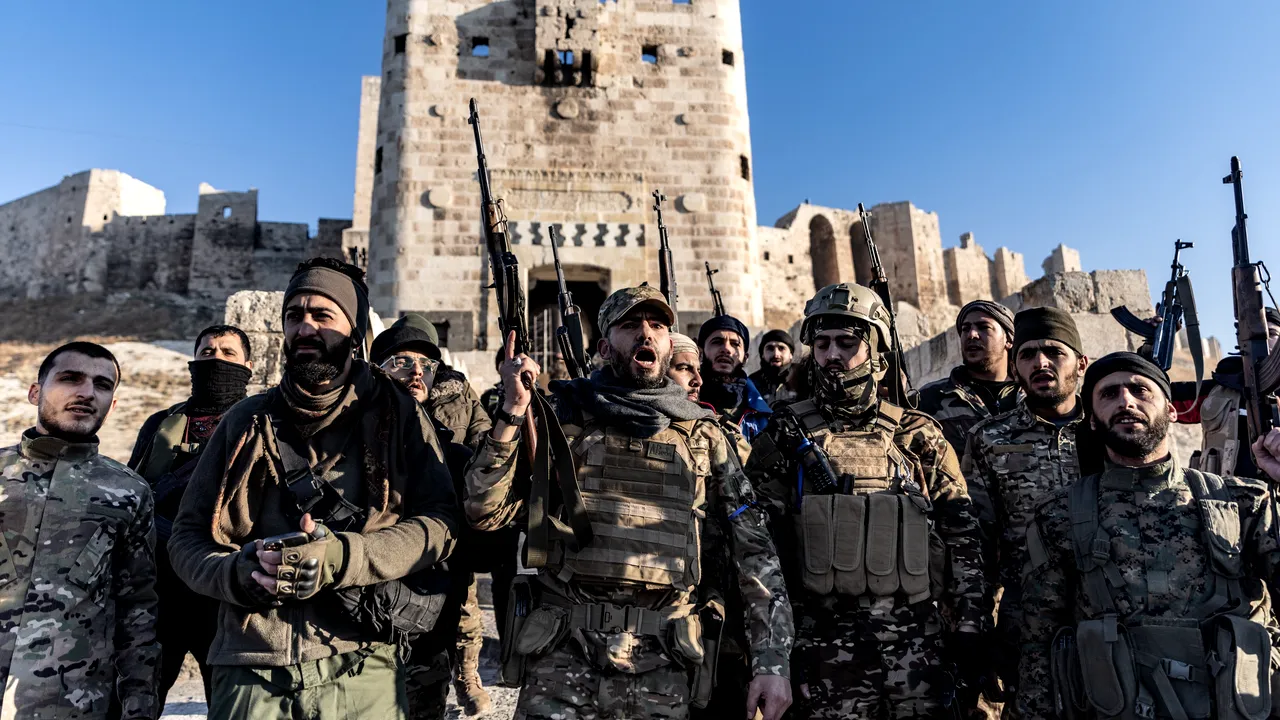 Protestatarii au doborât statuia tatălui lui Bashar al-Assad, aflată în suburbia Damascului / Rebelii sirieni se află la 20 de kilometri de capitală