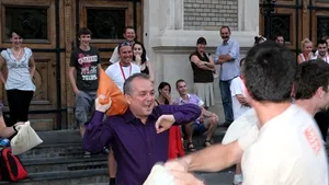 Boc a participat la o bătaie cu perne în centrul Clujului, în cadrul proiectului 