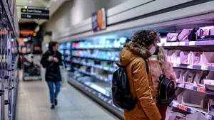 STUDIU îngrijorător. Cum se răspândeşte virusul în supermarket atunci când cineva tuşeşte VIDEO