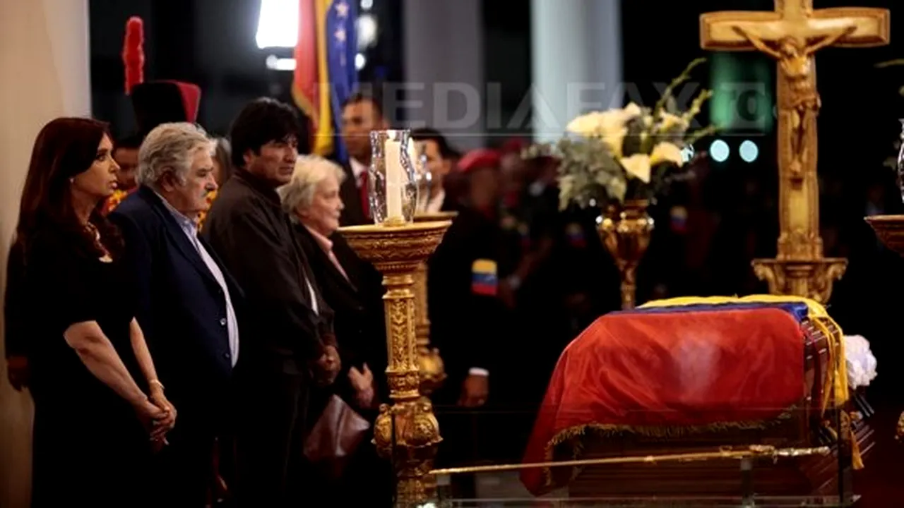 Sicriul cu trupul neînsufleţit al lui Hugo Chavez a fost depus la Academia Militară. Sute de mii de oameni au însoţit cortegiul funerar - FOTO