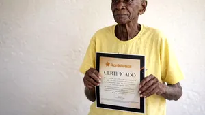 Cel mai bătrân om din lume, descoperit într-un azil din Brazilia. Fumează, bea cafea și doarme în șezut