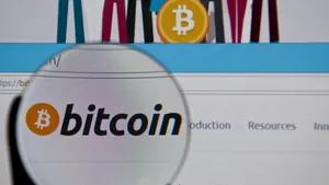 Bitcoin a depăşit luni valoarea de 7.000 de dolari