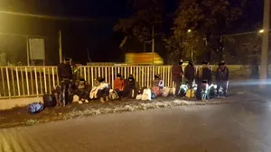 Şaptesprezece migranţi din Irak, între care 5 copii, găsiţi de poliţişti sub un pod, la Timişoara