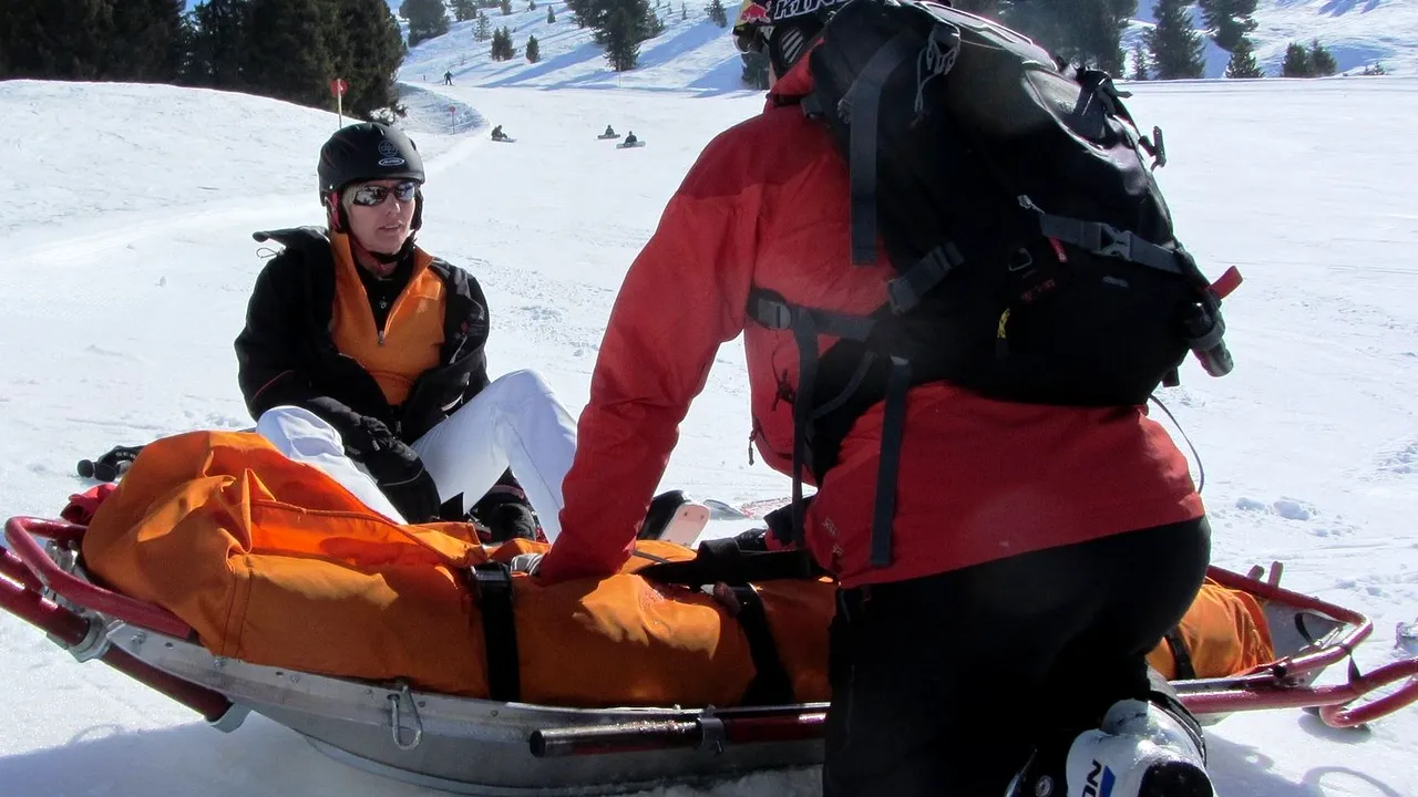 Un adolescent este în stare gravă după ce a căzut cu placa de snowboard în Bistriţa