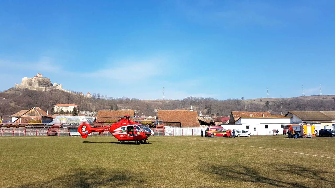 O fetiţă de patru ani a murit în urma unui accident din judeţul Braşov. Sora ei şi părinţii, transportaţi la spital, în stare gravă