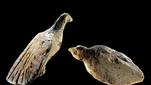Două figurine din fildeș de mamut, vechi de 40.000 de ani, descoperite într-o peșteră din Germania