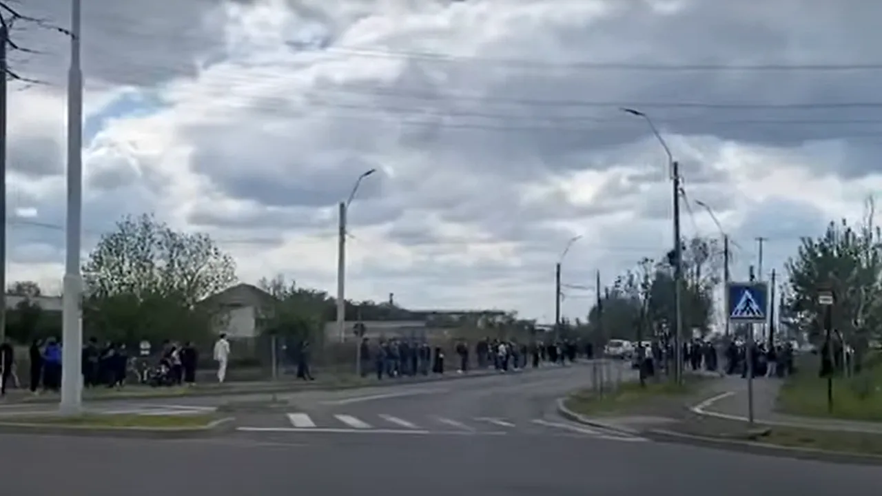 VIDEO Înmormântare cu mai mult de 100 de persoane în Baia Mare. Ce spun poliţiştii