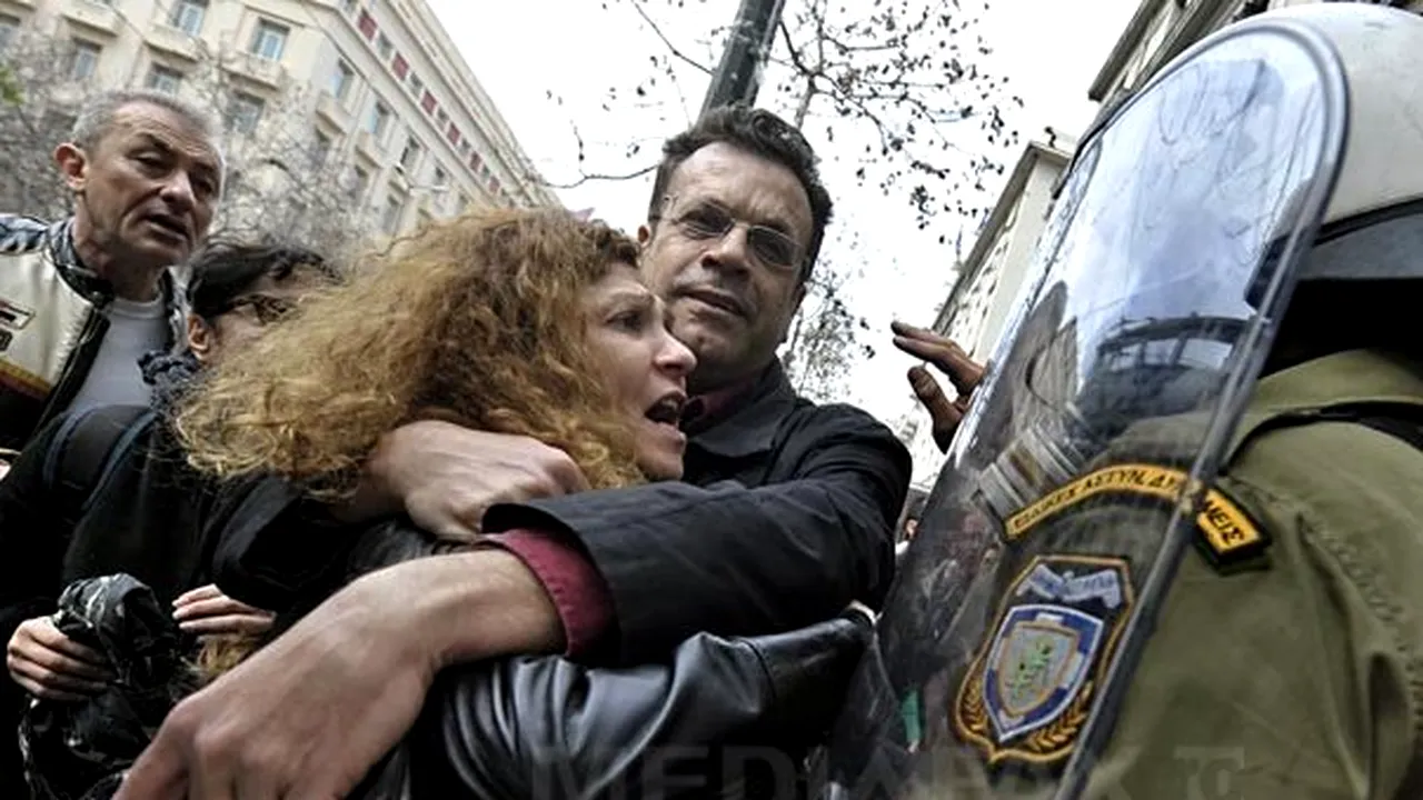 Confruntări la Atena între poliţie şi manifestanţi - VIDEO, FOTO