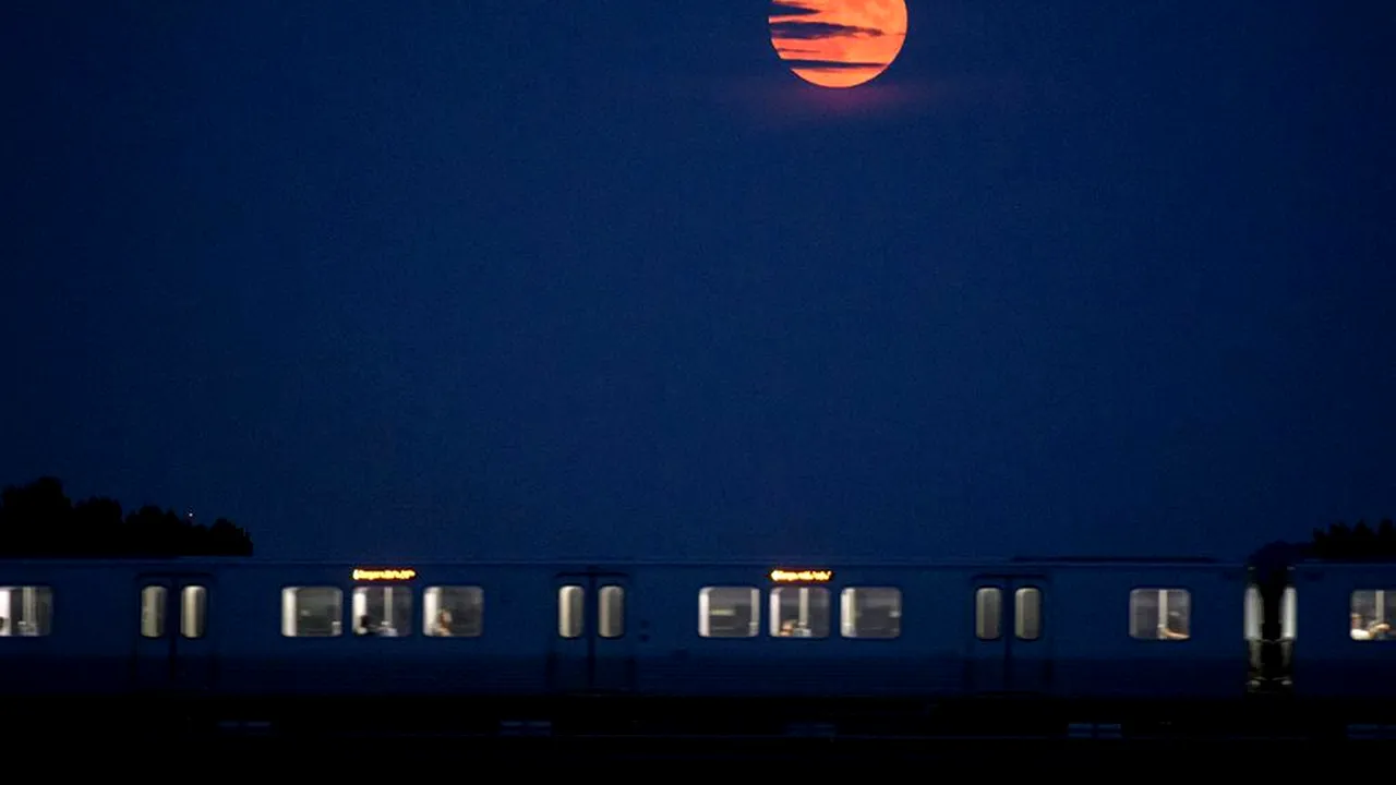 Fenomen astronomic inedit: Luna Căpşună a fost capturată pe cerul Angliei
