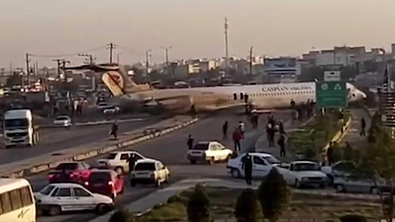 Momentul în care un avion cu peste 100 de pasageri la bord a aterizat forţat în mijlocul unei străzi din Iran. VIDEO
