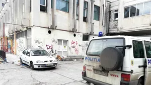 Moarte suspectă în centrul Capitalei. Un bărbat fără adăpost, găsit mort într-o maşină