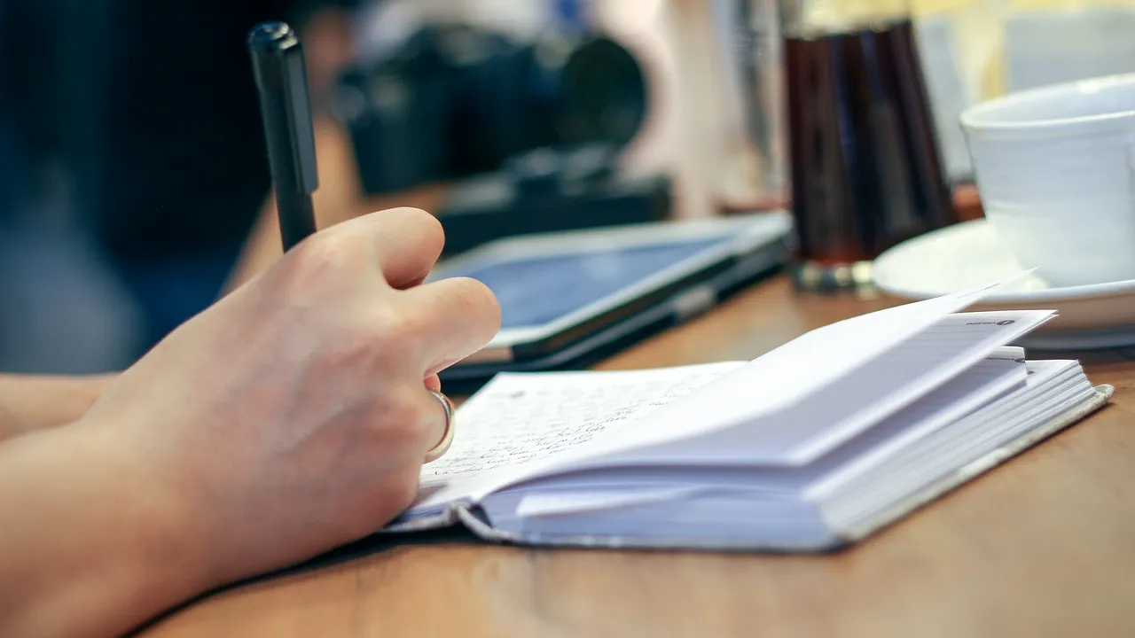 SONDAJ: Jumătate dintre români consideră că scrisul de mână îi ajută să îşi fixeze mai bine cunoştinţele