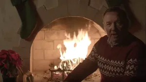 Kevin Spacey apare în noi imagini bizare de Crăciun: „Omoară-i cu bunătate” . VIDEO