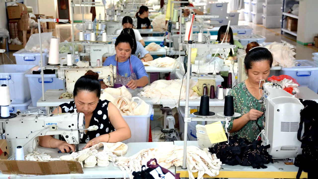 China vrea să combată munca în exces. Cultura „996” şi implicaţiile pe care le are