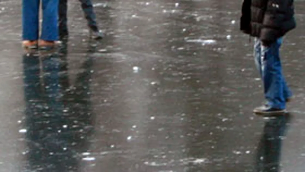 Trei tineri au cazut în lacul Siutghiol, după ce gheaţa pe care patinau s-a spart
