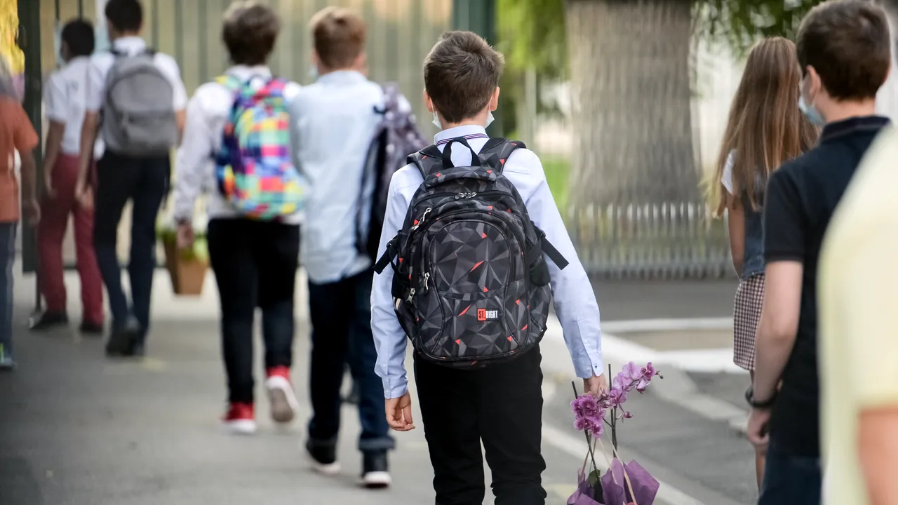 14 profesori şi 55 de elevi dintr-un oraş important din România nu merg la şcoală din cauza COVID-19